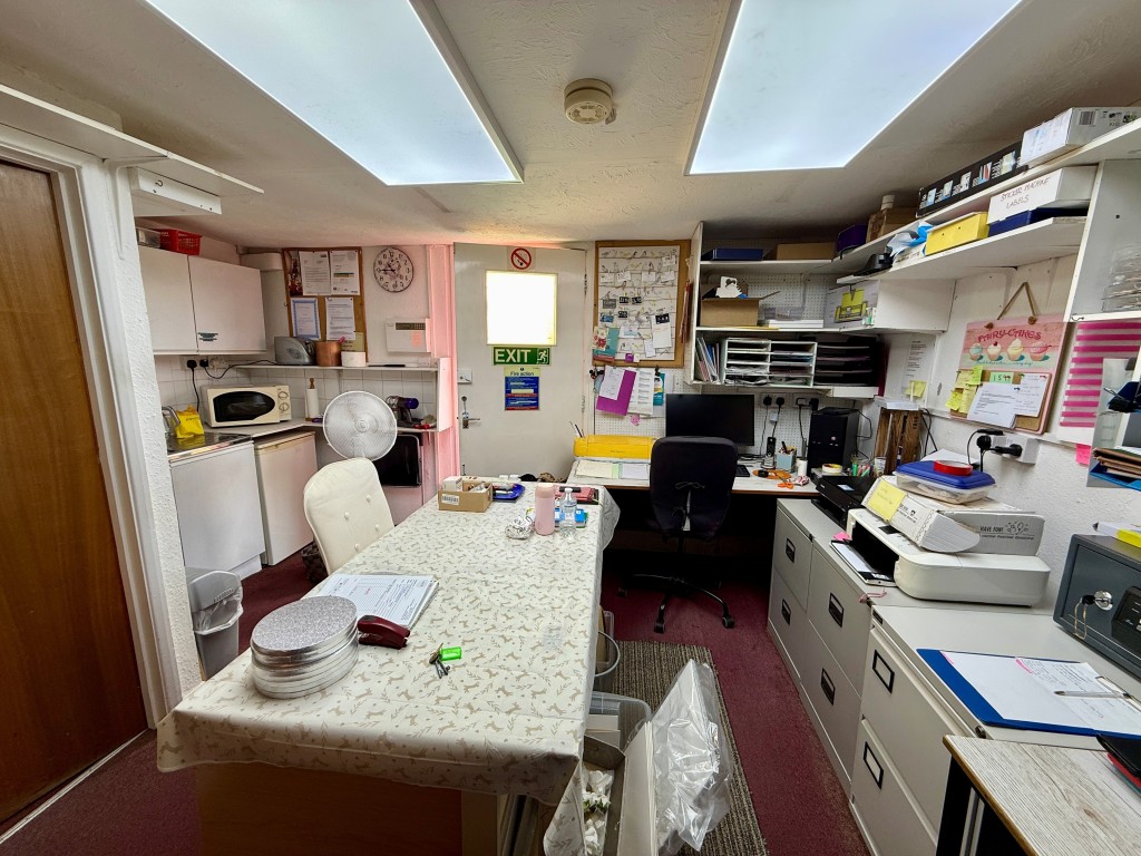 Lot: 18 - MIXED RESIDENTIAL AND COMMERCIAL PROPERTY - Staff room